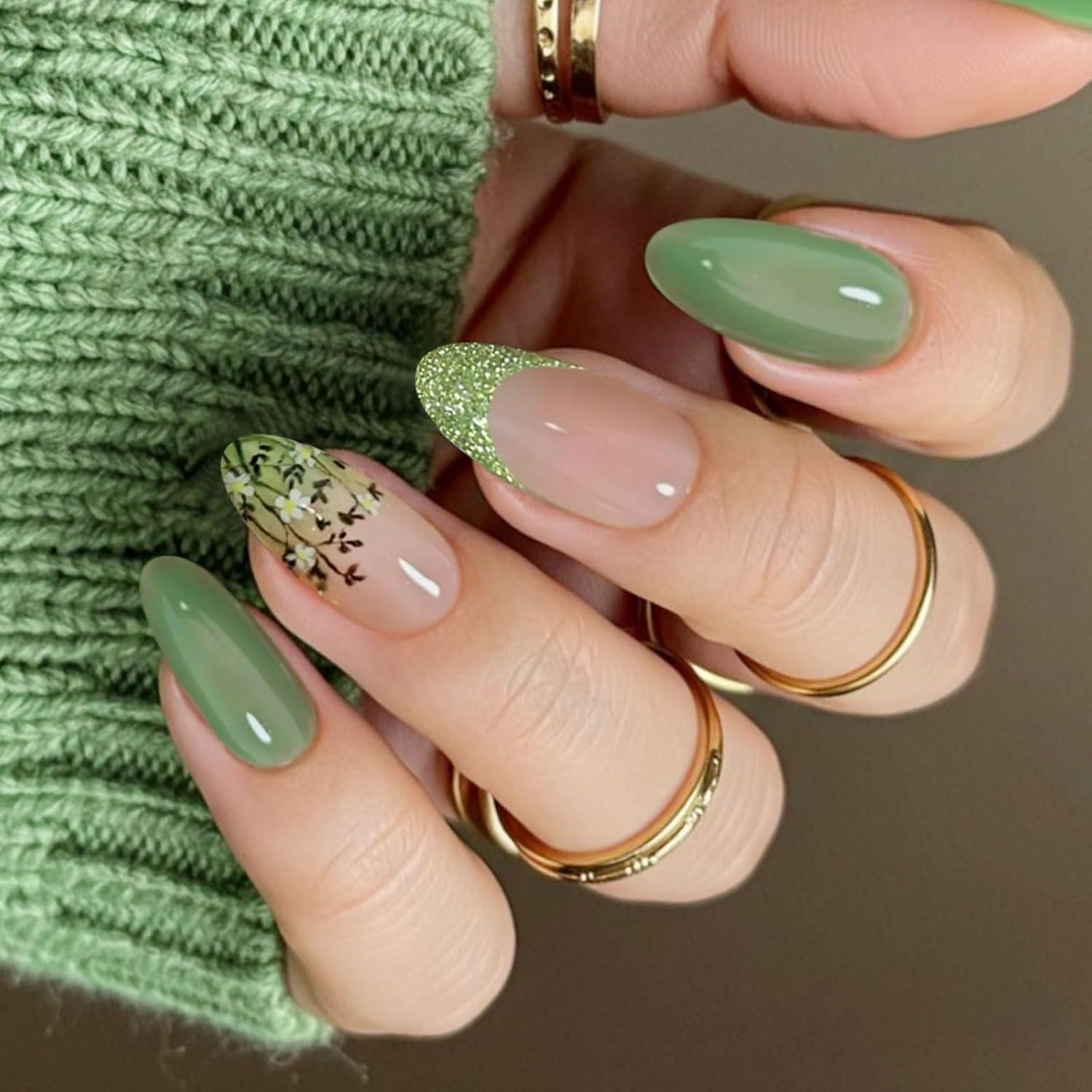 Salbeigrüne Maniküre mit Glitzer und floralen Details